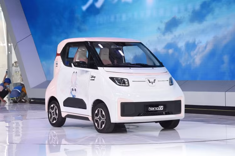 Wuling - thương hiệu con của liên doanh SAIC-GM-Wuling ở Trung Quốc - đã gặt hái thành công vang dội tại thị trường tỷ dân này mới mẫu ôtô điện Wuling Hongguang Mini EV siêu rẻ. "Thừa thắng xông lên", Wuling quyết định tung ra thêm một mẫu xe điện giá rẻ nữa, đó là NanoEV.