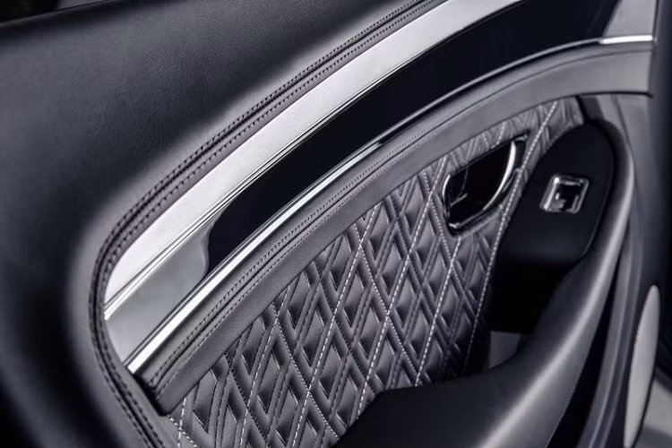 Về nội thất, giống như bên ngoài, cabin của Bentley Continental GT V8 Equinox Edition cũng đi theo phong cách đơn sắc, với da bọc Beluga màu tối là chủ đạo, kết hợp với một vài chi tiết da bạc ở các tựa đầu hay đường viền ghế.