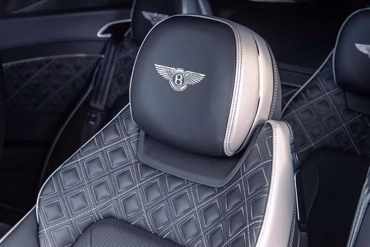 Làm tròn vẻ ngoài của Continental GT V8 Equinox Edition là bộ mâm Mulliner Driving Specification 22 inch được sơn màu đen ánh kim Tungsten độc quyền. Hãng xe sang Anh Quốc cho biết toàn bộ Bentley Continental GT V8 Equinox Edition đều được sơn thủ công tỉ mỉ, mỗi chiếc sẽ được sơn trong 5 ngày.