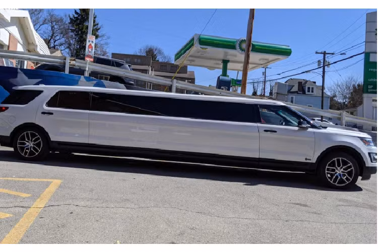  Giá xe Ford Explorer limousine siêu sang có một không hai này đang được rao bán tới 59.998 USD (khaongr 1,37 tỷ đồng), cao hơn một chút so với mức giá thông thường 45.000 USD (khoảng 1,24 tỷ đồng) của Explorer.