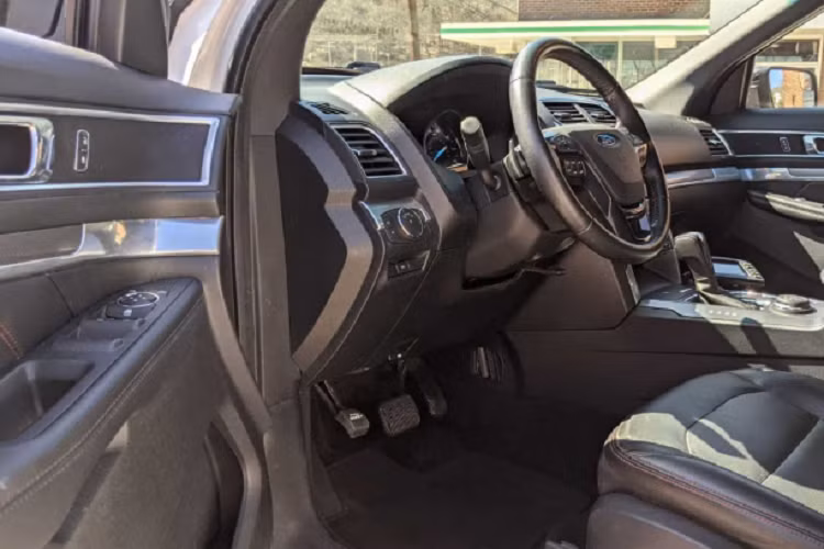 Cung cấp sức mạnh cho phiên bản Explorer độc đáo này vẫn là động cơ EcoBoost V6 3,5 lít của Ford, sản sinh công suất 365 mã lực và mô-men xoắn 474 Nm. Hộp số tự động 6 cấp và hệ dẫn động 4 bánh không có gì thay đổi.