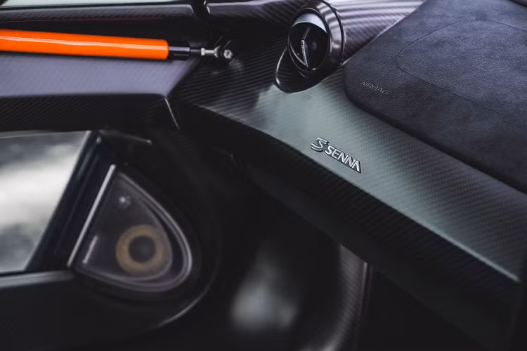 McLaren Senna LeMans vẫn sử dụng khối động cơ V8, dung tích 4.0 lít, tăng áp kép nhưng sản sinh công suất tối đa 814 mã lực, cao hơn 25 mã lực so với McLaren Senna tiêu chuẩn.