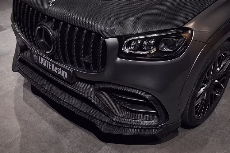 Ở phần đầu xe, bộ body kit “Winner” trang bị cho Mercedes-AMG GLS 63 hạng sang một bộ chia lớn đầy góc cạnh với các điểm nhấn bằng sợi carbon ngay cả trên hai hốc hút gió đặt liền mạch, trong khi các chi tiết trang trí bằng chrome sáng bóng nguyên bản đã được loại bỏ hoàn toàn. Mặc dù bộ chia mới có thể làm hạn chế góc tiếp cận của chiếc SUV hiệu suất cao này nhưng không thể phủ nhận rằng nó đem tới một cái nhìn dữ dằn hơn rất nhiều.
