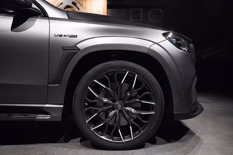 Ngoại hình của Mercedes-AMG GLS 63 được hoàn thiện bởi ốp vòm bánh xe mở rộng tích hợp khe hút gió, ngưỡng cửa cùng màu thân xe, bộ mâm 23 inch mới đi kèm lốp hiệu suất cao cỡ 295/35 R23, bộ khuếch tán mới cùng cánh gió mở rộng ở khu vực đuôi xe.