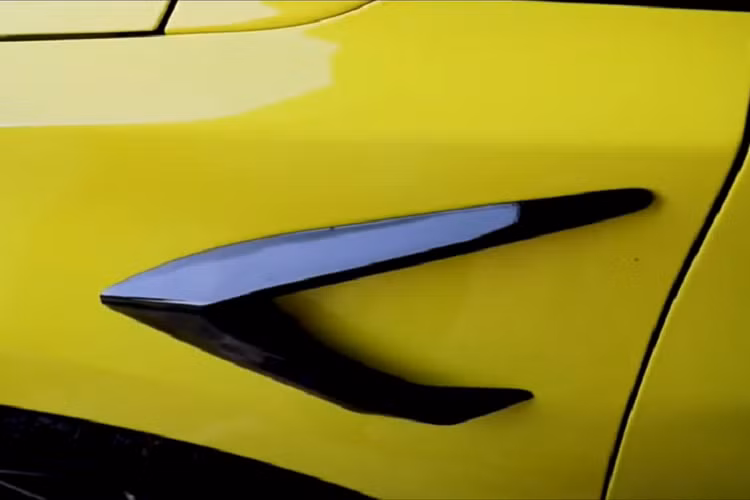 Chiếc Hyundai Elantra cũ màu vàng tươi nổi bật mang trên mình bộ body kit ABS khí động học JGTC với một bộ khuếch tán gió Monster, khe hút gió trên cửa lấy cảm hứng từ Lamborghini, một cánh gió phía sau, và thậm chí còn có một bộ đèn LED DRL tích hợp trong tấm cản trước.