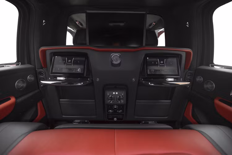 Phần khung của xe đã được gia cố để có thể đảm bảo an toàn một cách tối ưu nhằm biến khu vực khung xe khoang nội thất của xe trở thành một pháo đài kiên cố khó có thể xâm nhập. Các cửa kính quanh xe cũng đã được thay thế thành kính dày đạt tiêu chuẩn chống đạn CEN 1063 VR6 chống lại được đạn súng trường AK47. Trần xe và sàn xe cũng được bọc thép để có thể tránh được cùng lúc hai quả lựu đạn DM51 phát nổ cùng lúc.