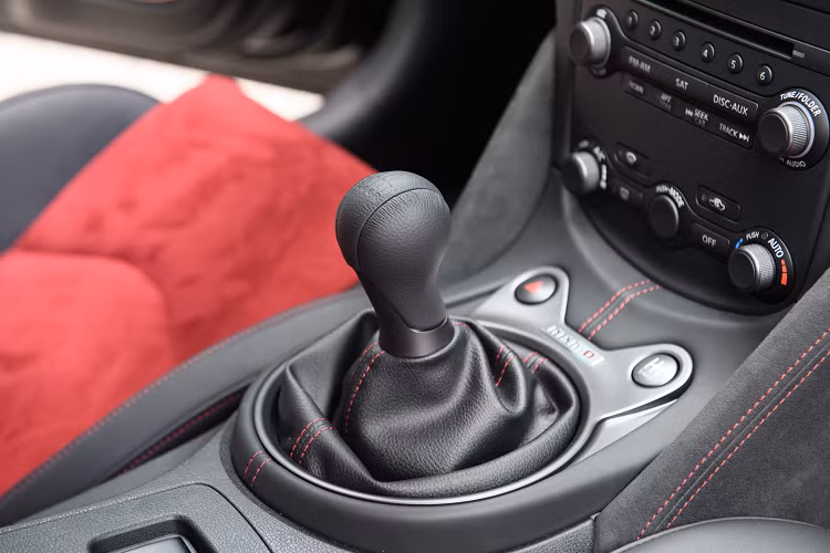 Để kiềm hãm sức mạnh của chiếc coupe, Nissan 370Z NISMO sử dụng đĩa phanh đường kính lớn 14,0 inch phía trước và 13,8 inch phía sau, đi cùng với “heo dầu” 4 piston phía trước và 2 piston phía sau.
