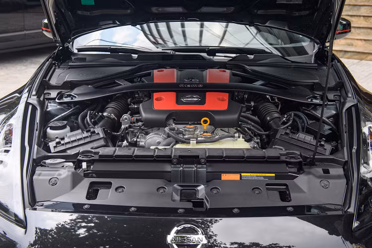 Ngoại thất Nissan 370Z NISMO thế hệ mới mang thiết kế thể thao, trang bị đèn pha xenon tích hợp LED ban ngày “Hyper LED” và viền đèn pha màu đen mang đến vẻ ngoài thể thao mạnh mẽ. Cánh gió phía sau giúp tăng cường luồng không khí tạo lực ép thân xe xuống mặt đường mang lại hiệu suất khí động học. Mui xe bằng nhôm, tay nắm cửa nằm dọc, gương chiếu hậu bên ngoài có sưởi và cặp ống xả lớn mạ crôm.