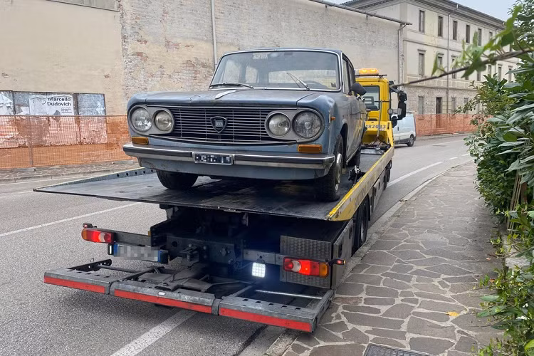 Chưa hết, chiếc Lancia Fulvia còn được chuyển tới xưởng để phục chế cẩn thận và sửa chữa những chỗ bị hư hỏng sau 47 năm "phơi sương, dãi nắng" trên đường phố.