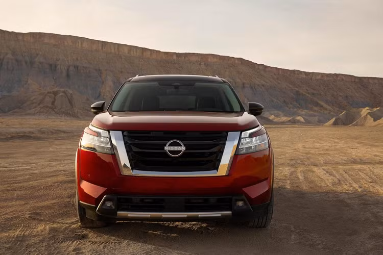 Bên ngoài, mẫu SUV 3 hàng ghế đầu bảng của thương hiệu Nissan không còn giữ lại thiết kế mượt mà như trước. Thay vào đó, Nissan Pathfinder 2022 mới được áp dụng phong cách thiết kế giống những mẫu SUV dùng khung gầm sát-xi rời như Patrol và Armada. Sở hữu ngôn ngữ thiết kế mới của hãng Nissan, Pathfinder 2022 được trang bị lưới tản nhiệt V-Motion cỡ lớn, cụm đèn pha hình chữ C độc đáo và chắn bùn trước/sau nổi bật, mang đến vẻ "cơ bắp" cho mẫu SUV này. Ngoài ra, chắn bùn trước/sau phồng lên còn tạo ra hình chữ "U" lạ mắt cho sườn xe.