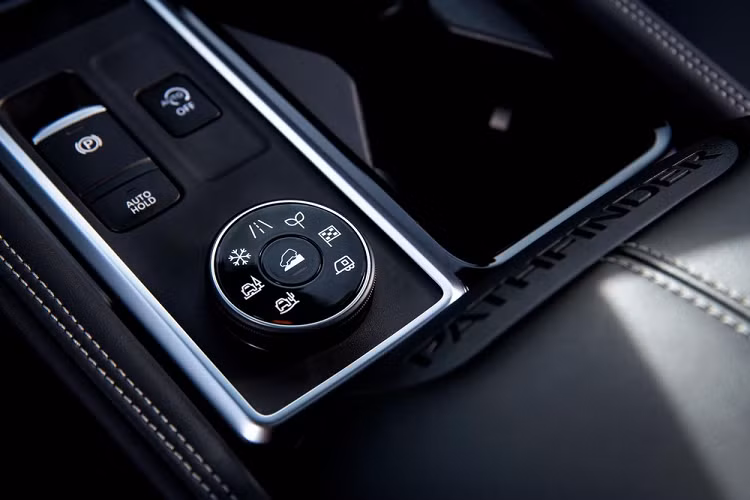 Những trang bị đáng chú ý khác của mẫu SUV này bao gồm kính lái cách âm, kính cửa sổ hàng ghế thứ 2 dày hơn, ghế lái chỉnh điện 10 hướng, ghế trước đủ tính năng sưởi/làm mát, sưởi ghế sau và điều hòa tự động 3 vùng. Nằm bên dưới nắp ca-pô của Nissan Pathfinder 2022 tại thị trường Mỹ là khối động cơ xăng V6, hút khí tự nhiên, dung tích 3.5L như cũ, tạo ra công suất tối đa 284 mã lực và mô-men xoắn cực đại 351 Nm.