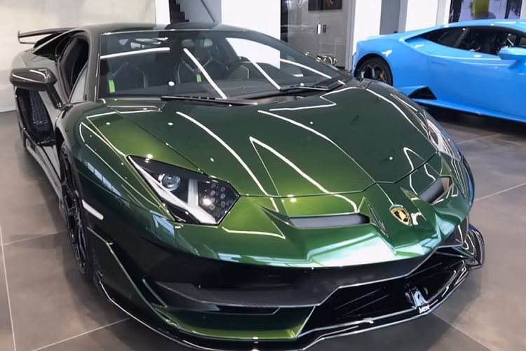 Nắp khoang động cơ trên Lamborghini Aventador SVJ đa phần sẽ trùng màu với thân xe nhưng tuỳ chọn là carbon bóng cũng sẽ được bổ sung giống chiếc Lamborghini Aventador SVJ màu Verde Ermes này và đi kèm với đó là các khe gió để làm mát khối động cơ V12 bên trong.