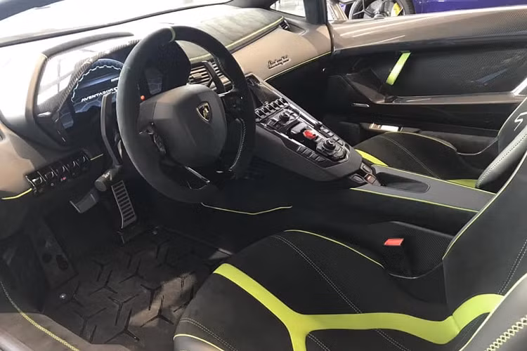 Chỉ biết rằng, giá xe Lamborghini Aventador SVJ ở nước ngoài bắt đầu từ 517.700 đô la (tương đương 12 tỷ đồng). Ngoại hình của siêu xe Lamborghini Aventador LP770-4 Super Veloce Jota vẫn dựa trên thiết kế có sẵn của dòng xe Lamborghini Aventador nhưng đã cải tiến lại cho phù hợp với sức mạnh của động cơ.