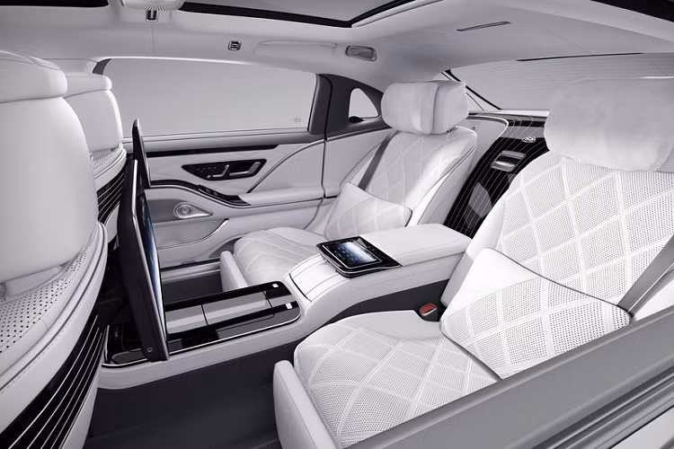 Các phụ kiện như bộ sản phẩm bạc cao cấp Robbe &amp; Berking, bút Maybach The Peak bằng vàng 18 carat, 100 viên kim cương cùng nắp bút bằng ngọc trai, túi đựng hồ sơ bằng da màu trắng hoặc đen pha lê...