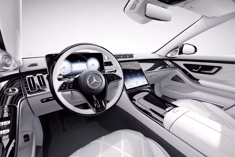 Về truyền động, Mercedes-Maybach S 680 Edition 100 vẫn dùng động cơ tăng áp kép V12 6.0L sản sinh công suất 612 mã lực và mô-men xoắn 900 Nm, khả năng tăng tốc 0 - 100 km/h trong 4,4 giây, tốc độ tối đa 250 km/h.