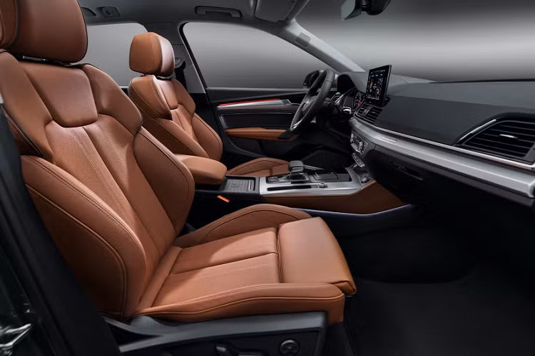 Theo ảnh xe đang được trưng bày, có thể thấy Audi Q5 2021 phiên bản 45 TFSI được trang bị gói trang trí ngoại thất Advanced, lưới tản nhiệt mạ và các điểm nhấn sơn màu màu bạc ở cản trước và cản sau.