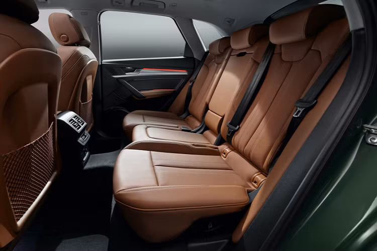 So với phiên bản trước đó, Q5 facelift mới sở hữu cụm lưới tản nhiệt “Singleframe” kết hợp với đèn pha LED mới, hốc gió phía trước thiết kế mới và bộ khuếch tán phía sau trông mạnh mẽ hơn.