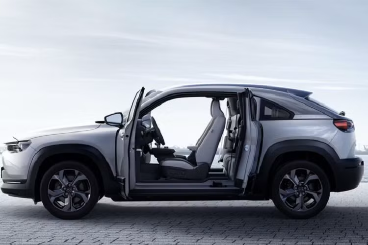 Mẫu xe điện đầu tiên của Mazda cũng được trang bị nhiều tiện nghi hiện đại, bao gồm bảng đồng hồ đo kỹ thuật số 7 inch, màn hình giải trí trung tâm 8.8 inch tương thích với Apple Carplay và Android Auto, màn hình HUD, dàn âm thanh Bose 12 loa, ghế chỉnh điện, cổng sạc 240V...
