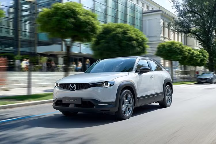 Để tăng thêm sự độc đáo cho Mazda MX-30 chạy điện, khách hàng có thể đặt mua các màu ngoại thất đặc biệt như màu xám Machine Gray Metallic với giá 495 USD (khoảng 11,2 triệu đồng), màu Polymetal Gray và Ceramic Metallic Multi-Tone có giá 895 USD (khoảng 20,3 triệu đồng), hay màu đỏ Ceramic Metallic Multi-Tone giá 995 USD (khoảng 22,6 triệu đồng).