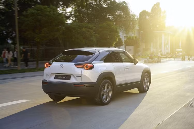 Bộ pin lithium-ion 35,5 kWh trên xe cung cấp phạm vi di chuyển tối đa 160 km trong một lần sạc đầy. Mazda MX-30 hỗ trợ sạc nhanh cấp độ 3, chỉ cần 36 phút để sạc từ 0 - 80%.
