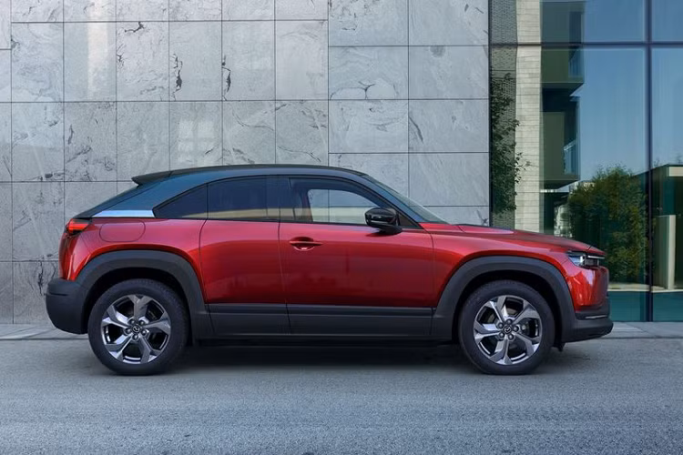 Mazda MX-30 2022 mới sở hữu thiết kế khá lạ mắt dù vẫn dùng ngôn ngữ Kodo của Mazda, lý do nằm ở việc Mazda đã loại bỏ các cột B trên MX-30, đồng thời trang bị cho xe cửa sau lấy cảm hứng từ RX-8.