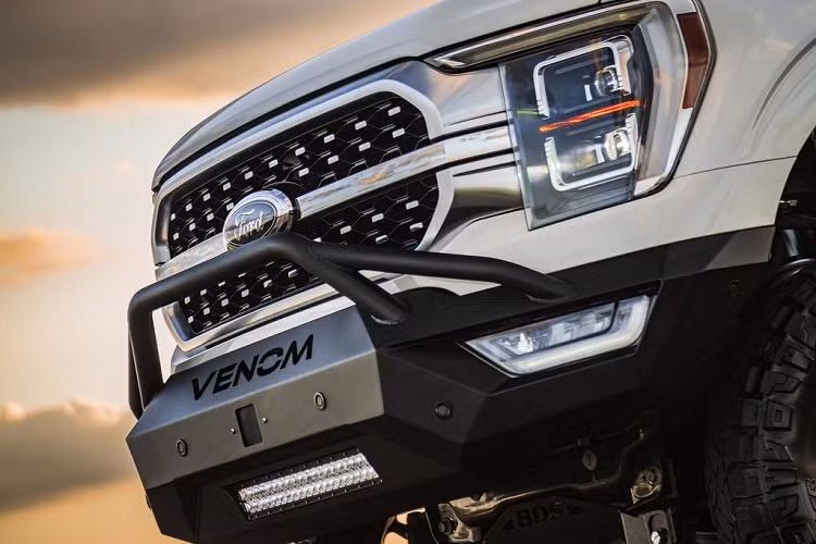 Bên cạnh việc nâng cấp khối động cơ, Hennessey còn “biến” ngoại hình của Ford F-150 hàng thửa này trở nên dữ dằn, hầm hố hơn.