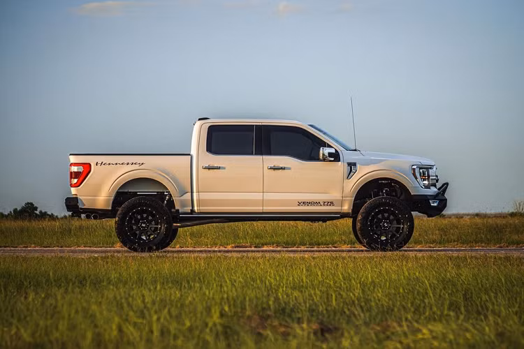 Nhờ đó, công suất của Hennessey Venom 775 mạnh lên tới 786 mã lực và mô-men xoắn 929 Nm. Sức mạnh này cho phép chiếc bán tải tăng tốc từ 0 - 92 km/h chỉ trong 3,9 giây và hoàn thành quãng đường 0,25 dặm trong vòng 12 giây.