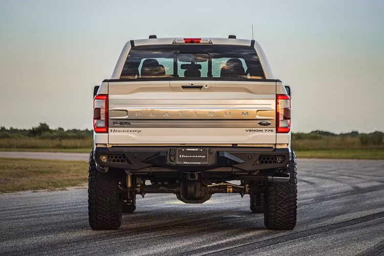 Được biết nhà độ Hennessey Performance chỉ sản xuất giới hạn 100 chiếc, giá xe Ford F-150 Hennessey Venom 775 bán ra với mức giá dao động từ 90.000 USD (khoảng 2,05 tỷ đồng) đến 110.000 USD (khoảng 2,52 tỷ đồng).
