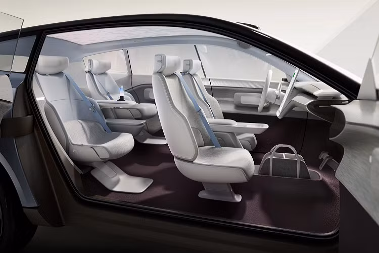 Ông Samuelsson cho biết, Embla sẽ là dòng xe điện tiên phong của Volvo với thiết kế sàn phẳng, nội thất ba hàng ghế với vị trí ngồi cao, và không có bất kỳ sự tương đồng nào với các dòng xe xăng truyền thống.