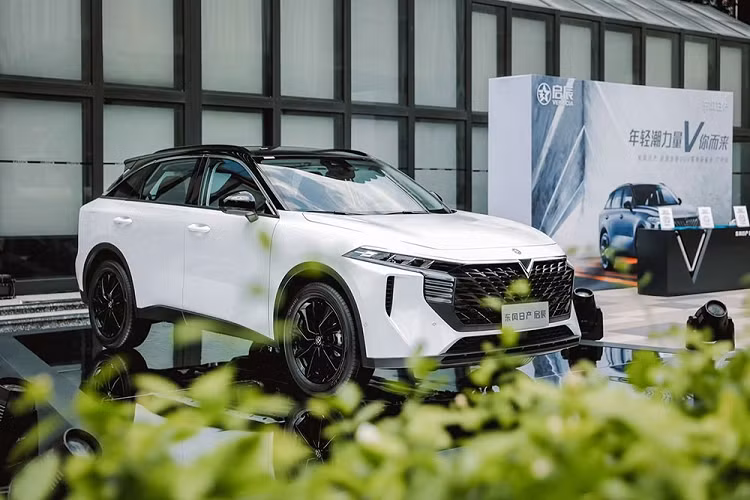 Chỉ cần nghe cái tên này, nhiều người cũng có thể đoán được việc mẫu xe SUV Venucia V-Online là mẫu xe nhắm đến giới trẻ đam mê công nghệ. Ngay cả thiết kế của mẫu xe này cũng khá trẻ trung và được áp dụng ngôn ngữ V-Galaxy thế hệ mới của thương hiệu Venucia.
