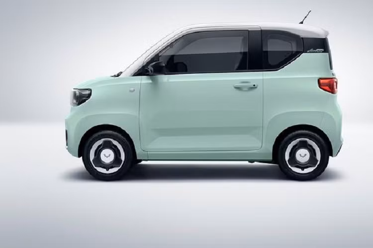Vì sở hữu kích thước nhỏ, chỉ dài 2.917 mm, rộng 1.493 mm, cao 1.621 mm và chiều dài cơ sở 1.940 mm, nên mẫu ô tô điện Trung Quốc này chỉ được trang bị nội thất 4 chỗ. Để đủ chỗ cho 4 người ngồi, Wuling Hongguang Mini EV trên thực tế không có khoang hành lý đúng nghĩa. Nếu muốn chở đồ, người lái phải gập hàng ghế sau xuống để có khoang hành lý với thể tích 740 lít. Nói cách khác, nếu chở theo 4 người, Wuling Hongguang Mini EV sẽ phải nói "không" với hành lý và ngược lại.