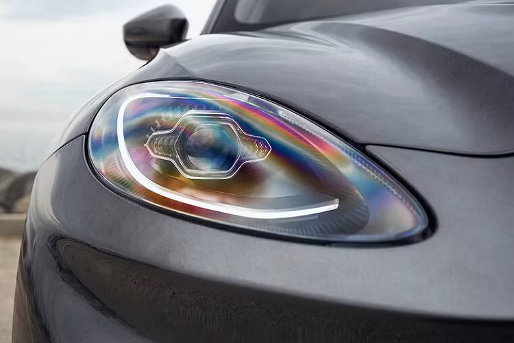 Tại Việt Nam, Aston Martin DBX phân phối chính hãng có giá lên đến 16,688 tỷ đồng. Nếu được đưa về Việt Nam, phiên bản động cơ I6 3.0 lít hứa hẹn sẽ giúp DBX tăng sức cạnh tranh hơn nhờ giá bán rẻ hơn.