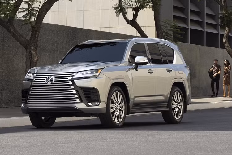 Có thể thấy khoảng cách khá lớn giữa giá của bản tầm trung Off-Road và bản cao cấp nhất Executive. Điều này không có gì lạ vì bản Executive vốn được trang bị nội thất 2 hàng ghế với 4 chỗ ngồi bên trong. Trừ siêu xe LFA, LX 600 Executive chính là mẫu xe Lexus đắt nhất tại thị trường Nhật Bản từ trước đến nay.