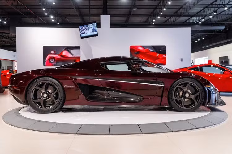 Theo bài đăng trên trang cá nhân, đại gia Hoàng Kim Khánh cho biết sẽ đưa siêu xe Koenigsegg Regera tham gia hành trình "phượt" từ Sài Gòn tới Đà Nẵng nhân dịp khai trương cơ sở thẩm mỹ mới. Tuy nhiên, vị doanh nhân bày tỏ sự lo lắng liệu mâm xe Regera có bị xước khi phải di chuyển quãng đường dài như vậy không.