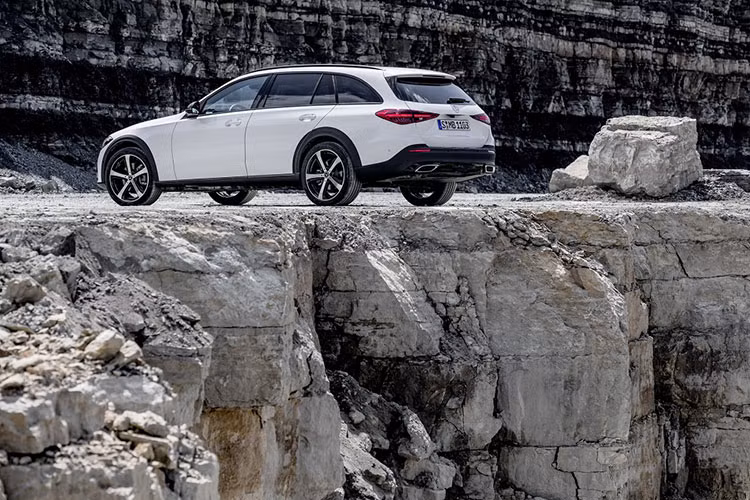 Để tăng cường khả năng off-road, C-Class All Terrain mới còn được bổ sung hệ thống treo trước 4 liên kết với các khớp tay lái lớn hơn một chút.