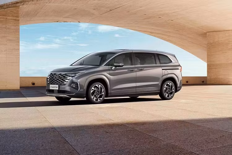 Sau những hình ảnh teaser được tung ra cách đây vài hôm, mẫu MPV cỡ trung Hyundai Custo 2022 mới đã chính thức được vén màn tại thị trường Trung Quốc. Đây chính là mẫu MPV đầu tiên của liên doanh Beijing Hyundai và được ra đời nhằm đáp ứng nhu cầu mua xe có nội thất rộng rãi cũng như cảm giác lái thoải mái cho các khách hàng.