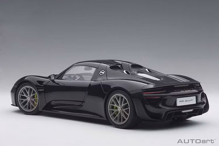 Siêu phẩm Porsche 918 Spyder được trang bị động cơ V8, hút khí tự nhiên, dung tích 4.6L và 2 mô-tơ điện. Động cơ đốt trong thông thường tạo ra công suất tối đa 608 mã lực. Trong khi đó, hai mô-tơ điện sản sinh công suất tối đa 286 mã lực. Công suất tổng cộng của hệ dẫn động hybrid trên Porsche 918 Spyder là 887 mã lực và mô-men xoắn cực đại dao động từ 917 – 1.280 Nm. Nhờ đó, Porsche 918 Spyder có thể tăng tốc từ 0-100 km/h chỉ trong 2,8 giây và đạt tốc độ tối đa trên 338 km/h.