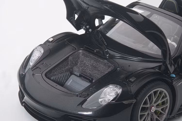 Tại Việt Nam cũng đã có chiếc siêu xe Porsche 918 Spyder đầu tiên được về nước thuộc sở hữu của cô gái 9X ở quận Gò Vấp, TP HCM. Đối thủ trực tiếp của siêu phẩm Porsche 918 Spyder chính là bộ đôi Ferrari LaFerrari và McLaren P1.
