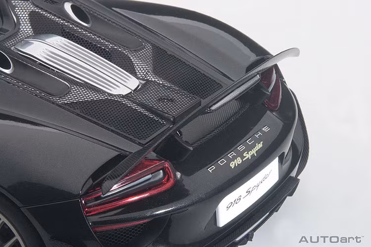 Điểm mạnh và cũng là sự độc đáo của Porsche 918 Spyder so với các đối thủ ra mắt cùng năm 2013 chính là xe mang kiểu dáng coupe nhưng lại tháo được mui ra để thành xe mui trần. Riêng dòng xe Ferrari LaFerrari phải đến năm 2016 mới có bản mui trần mới được trình làng trong khi McLaren P1 chỉ có duy nhất một biến thể coupe với số lượng sản xuất 375 chiếc.