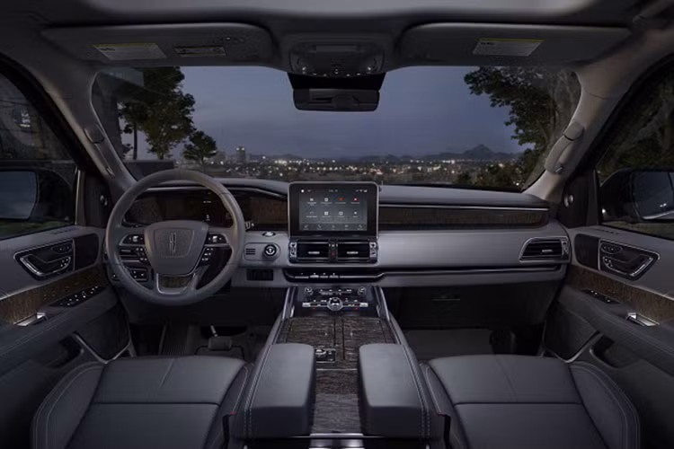 Màn hình trung tâm trên xe khả năng cao sẽ sử dụng bản cải tiến của hệ điều hành Ford’s Sync 3, và vẫn hỗ trợ Apple CarPlay, Android Auto và Amazon Alexa như model cũ