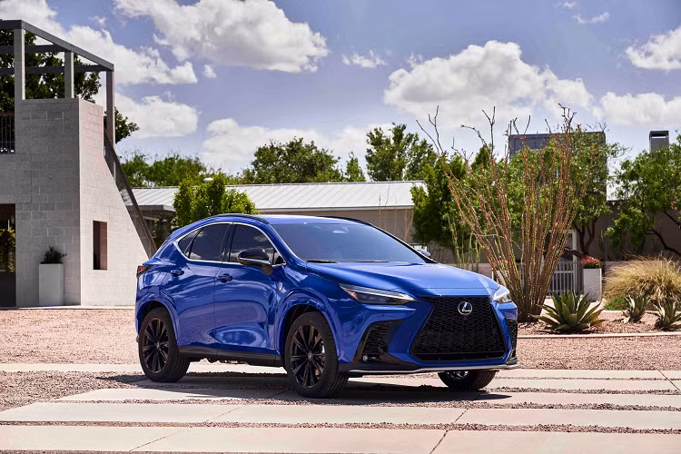 Giá xe Lexus NX 2022 chưa được công bố, nósẽ được đưa vào sản xuất từ quý III năm nay. Thông tin chi tiết về các phiên bản sẽ được công bố ở thời điểm phân phối chính thức. Tương tự các mẫu xe khác của Lexus, NX cũng sẽ có bản F Sport thể thao, bổ sung các chi tiết ngoại thất như mâm, cản va mới, nội thất 2 tone màu, ghế thể thao...