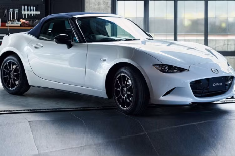 Sau 6 năm có mặt trên thị trường Nhật Bản, mẫu xe mui trần nhỏ xinh Mazda Roadster 2022 mới được bổ sung phiên bản nâng cấp nhẹ. Đây chính là mẫu xe Mazda MX-5 tại thị trường Mỹ. So với phiên bản cũ, mẫu xe này gần như không thay đổi về thiết kế. Mazda chỉ bổ sung màu sơn mới là Platinum Quartz Metallic cho Roadster 2022. Đây là màu sơn đã được dùng cho Mazda2 2022 vào hồi đầu năm nay.