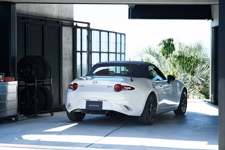 Tại thị trường Nhật Bản, giá xe Mazda Roadster 2022 dao động từ 2.623.500 - 3.922.600 Yên (khoảng 530 - 792 triệu đồng). Hãng Mazda kì vọng có thể bán 5.000 chiếc xe mui trần này tại thị trường Nhật Bản. Trong đó, phiên bản 990S đã nhận được phản hồi tích cực từ phía khách hàng Nhật Bản trước cả thời điểm trình làng.