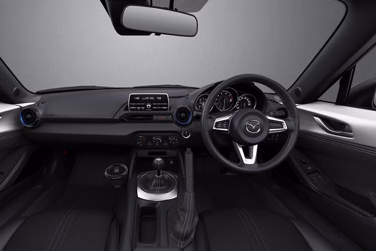 Tương tự bản 990S, phiên bản Navy Top mới cũng được trang bị mui nỉ màu xanh đậm nhưng có thể cách điện. Thêm vào đó là ốp gương ngoại thất sơn màu giống thân xe, bộ vành hợp kim 16 inch màu bạc và nội thất bọc da màu đen. Nếu muốn sở hữu Mazda Roadster 2022 sang trọng hơn, khách hàng Nhật Bản có thể chọn phiên bản RF VS Terracotta Selection với nội thất bọc da Nappa màu cam đất Terracotta cho xe.