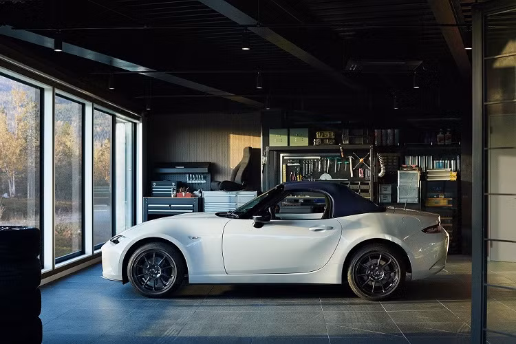 Ở thị trường Nhật Bản, Mazda Roadster 2022 được chia thành 4 phiên bản, bao gồm tiêu chuẩn, 990S, Navy Top và RF VS Terracotta Selection. Trong đó, 3 bản tiêu chuẩn, 990S và Navy Top dùng mui nỉ, chỉ có bản RF VS Terracotta Selection là được trang bị mui cứng. Ngoài ra, 990S và Navy Top còn là phiên bản đặc biệt, mới được bổ sung cho mẫu xe mui trần này.
