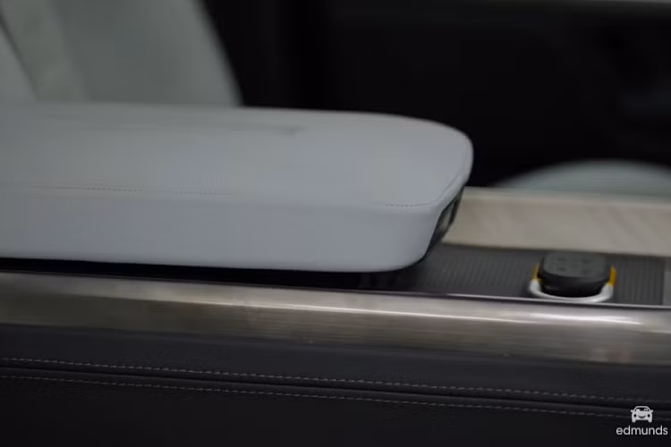 Trên thực tế, “Edmunds” đã tiến hành cân trọng lượng xe và thấy “choáng” trước con số 3.242 kg, một con số lớn hơn bất kỳ mẫu xe bán tải hạng trung và hạng lớn nào trên thị trường Mỹ. Tuy nhiên kể cả là vậy, R1T vẫn có tốc độ nhanh đáng sợ.