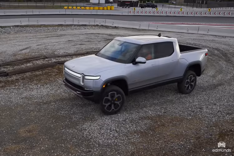 Hiệu suất phanh của Rivian R1T cũng ấn tượng không kém. Nó chỉ cần khoảng 35 mét để giảm tốc độ từ 96 – 0 km/h. Con số này ngắn hơn đáng kể so với khoảng cách 41 mét trung bình đối với một chiếc bán tải tầm trung và 45,7 mét đối với một chiếc bán tải hạng nặng.