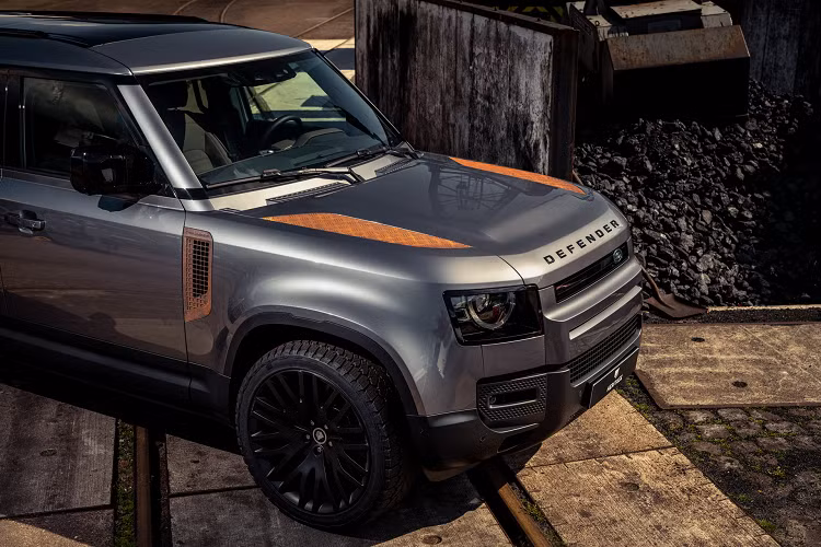 Theo đó, hai miếng ốp ở nắp ca-pô cùng hai lưới thoát nhiệt sau vòm bánh xe trước của Land Rover Defender độ sẽ là các chi tiết được là gỉ sét từ gói độ này. Bộ các chi tiết gỉ sét này được tạo thành bằng cách mài kim loại đặc biệt.