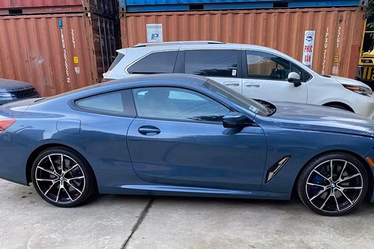 Rất nhanh sau đó, chiếc BMW 840i Coupe 2021 mới này đã được chủ nhân đón về với mức giá bán bị giữ kín. Tuy nhiên, theo phỏng đoán, chi phí mua và hoàn tất các thủ tục pháp lý của chiếc xe là khoảng 8 tỷ đồng. Theo chủ xe, anh đã có ý định đặt xe chính hãng từ nhà phân phối BMW Việt Nam nhưng không được nên đành phải mua qua đại lý tư nhân.