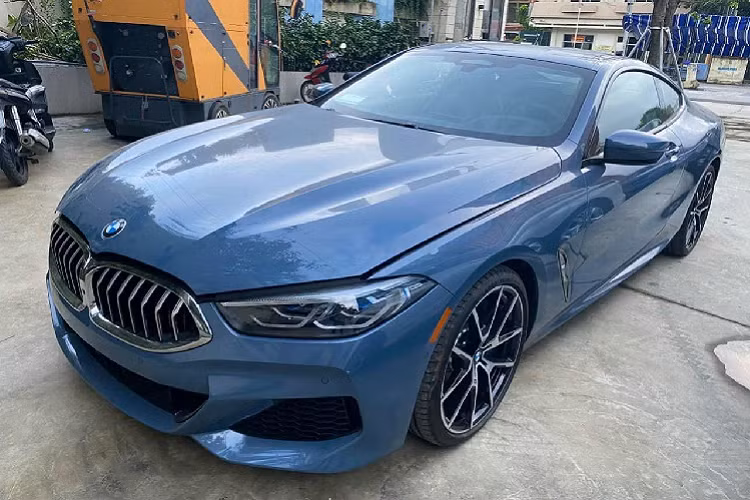 Vào những ngày cuối tháng 10/2021, hình ảnh chiếc BMW 840i Coupe về Việt Nam đã khiến giới mê xe trong nước ngỡ ngàng. Đây chính là chiếc BMW 8-Series đầu tiên về Việt Nam với màu sơn khá lạ mắt, có tên Barcelona Blue Metallic. Chiếc xe này được nhập khẩu về nước thông qua đại lý tư nhân.